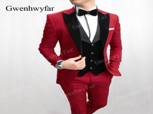 Gwenhwyfar 2019 Nya formella män prom kostymer röd sammet väst 3 stycken brudgum klänning kostym set män bröllop tuxedos för män groom5300088