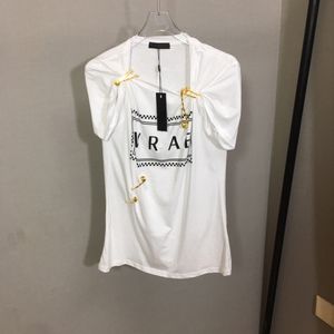 2024 Novo pino de metal de verão letra decorativa impressa de mangas curta em preto e branco Camiseta do pescoço redondo