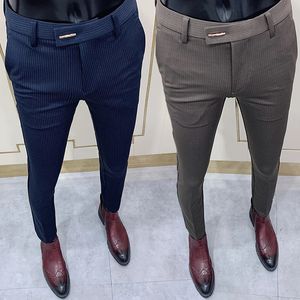 Mężczyźni mody pasiaste garnitur spodni eleganckie szczupłe spodnie społeczne spodnie Wysokiej jakości mężczyźni Biuro Biurowe sukienka kostki 240308