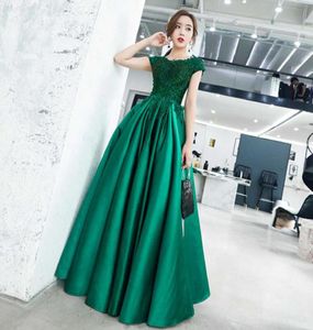 짧은 소매를 가진 스쿠프 넥 새틴 이브닝 드레스 2019 BEADED LONG EIENGING 가운 짙은 녹색 무도회 드레스 1404606