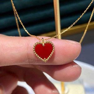V halsband 18k guld liten kärlek agat hänge au750 färgglada guld kvinnor små rött hjärta kärlek agat krage kedja vattenskal