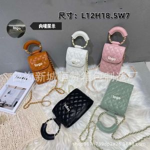 Shop Factory Wholesale 2024 New Crossbody Bag Xiaojinqiu Mobiltelefonkedjan Fashionabla japanska och koreanska Lingge -handleden Trendiga