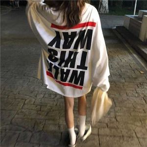Женская футболка QWEEK, винтажные футболки большого размера, женская уличная одежда, корейская мода, футболка с буквенным принтом, белые топы с длинным рукавом, Kpop 2022 240311