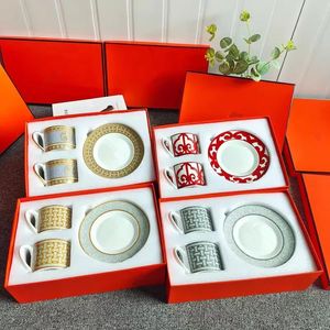 Classico europeo Bone China Tazze da caffè e piattini Stoviglie Piatti da caffè Piatti Set da tè pomeridiano Cucina di casa con confezione regalo 240304