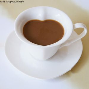 Tazze in ceramica in stile europeo Set di tazze da caffè e piattino a forma di cuore fantasia Tè bianco puro con virgola Utensili creativi344S