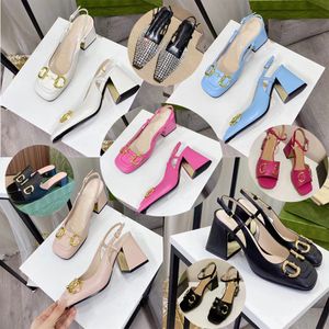 Designer Sandaler Women's Dress Shoes Sandaler Sexig gasbindning Utsmyckningar Calico Luxury Designer Small Square Kattunge Heel Strap Leather Sizes 36-42