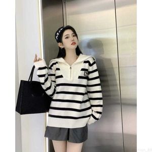 디자이너 CE23 Autumnwinter New Polo Neck Shawl Stripe Intercolor Letter 자수 장식 긴 슬리브 느슨한 풀오버 스웨터 4HPW