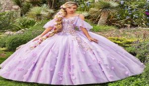 2022 18 قرن من فساتين Lilac Quinceanera قبالة فستان حفلة موسيقية في العصور الوسطى مع الدانتيل ثلاثي الأبعاد لأكمام قصيرة حلوة 15000558