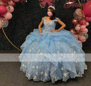 Ice Blue paljetter Lace Quinceanera klänningar från axeln ruffles Tiere Sweet 15 klänningar handgjorda blomma pärla bollklänning vestidos de9796785