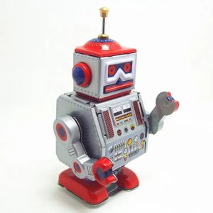 Rolig klassisk samling Retro Clockwork Wind Up Metal Walking Tin Repairman Robot Recall Mechanical Toy Kids Christmas Gift 240307