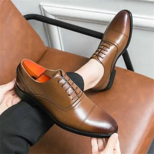 Sapatos de vestido Oxforde elegância casamento para homens 2024 casual tênis vestir tênis esporte runing