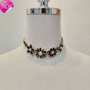 DF2024 Latest Little Fragrance Necklace Black Flower Pearl Woven Chain Collar Chain with High Grade Sense Versatile and High end