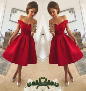 2018 Простые красные атласные трапециевидные короткие платья с открытыми плечами и рюшами до колен Короткие коктейльные платья для выпускного вечера выпускного вечера8567687