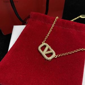 Pendanthalsband 2023 Luxury Fashion Halsband Designer 925 Silverpläterat rostfritt stål Letter Pendant Necklace Womens Wedding Jewelry L240311