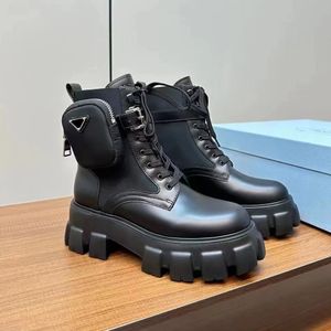2024 Triangle Martin Boots Winter Platform غير الرسمي أحذية جلدية نساء من الرجال Monolith Boot Fashion Nylon Luster