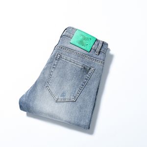 Jeans da uomo firmati jeans effetto consumato azzurro jeans a gamba dritta jeans elasticizzati slim fit Classico stemma in pelle con logo verde in vita pantaloni casual da uomo da uomo