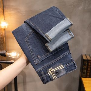 Jeans da uomo firmati pantaloni in denim blu scuro jeans dritti jeans elasticizzati slim fit logo classico stemma in pelle in vita pantaloni casual da uomo