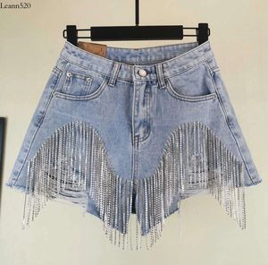 Jeans da donna con foro con frange e strass pesanti, pantaloncini di jeans a gamba larga alla moda estiva a vita alta