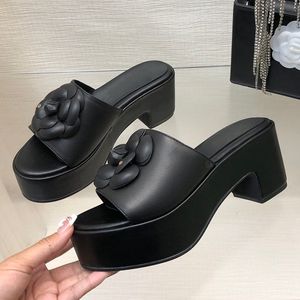 Designer di sandali da donna Designer di pelle di pecora Cedge Cubbie grosse con vasche di fiore di camelia dita topi muli per scarpe per il piacere per le scarpe per il piacere per il tempo libero sfumature fluttuanti casual scarpa