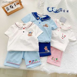 T-shirty Summer New Childrens Krótkoczerwiecze garnitur chłopcy Zestawy spodni Baby Girl Ubrania Koreańskie dzieci Śliczne kreskówki Ropa Pantolon setleri L240311