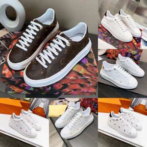 Lyxdesigner sneaker låga toppskor präglade silverguldbokstäver män kvinnor brädskor tjock texturerad gummisula klassiska svarta och rosa tränare