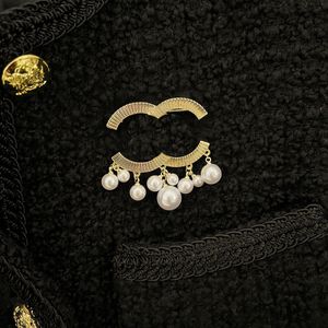 Guldpläterad lyxig pärlabrosch designer boutique broscher älskar gåvor brosch med låda högkvalitativa smycken födelsedagsfest klädtillbehör