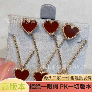 V halsband Little Red Heart Love Halsband för kvinnor 18K Rose Gold Pendant Red Agate Heart Shape Fashion Enkelt och mångsidigt