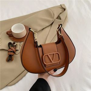 Designväska, handväska, kvinnors crossbody-väska, underarmpåse, V-formad retro fast färgshopping lyx