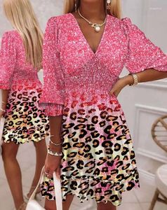 Vestidos casuais mulheres estilo doce vestido rosa contraste leopardo impressão plissado hem shirred mini 2024 primavera / verão v-pescoço férias saia curta