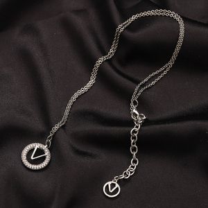 Crystal Pearl Letter Pendants مصمم قلادات الرجال النسائية العلامة التجارية للمجوهرات Neckalce Choker Chain