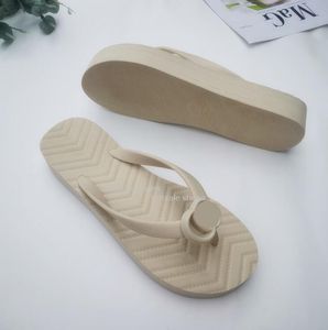 2024 Fashion G Designer Ladies Flip Flops Simple Youth Slippers Moccasin Shoes Lämpliga för vårens sommar- och hösthotellstränder andra platser 35-42