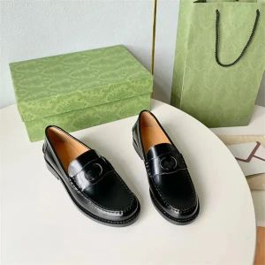 2024 New Fashion Dreess Shoes Mules Sandals Loafers 가죽 여성 플랫 크기 35-41 캐주얼 클래식 슬라이드