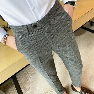 Chic Coffee Blue Grey Pants Men Elegant Slim Fit Plaid Suit byxor byxor för män Kontorsfestbyxor Herrklänning byxor 240308