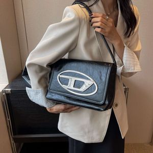 Spicy Girl Dingdang Bag Neue vielseitige One Shoulder Unique Silber Commuter Tote Middle Ag