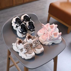 Barn sneakers 2024 Spring New Pu Mesh Skarrande pojkar sportskor andningsbara flickor löpskor mjuk sulad baby sport småbarnskor barnskor