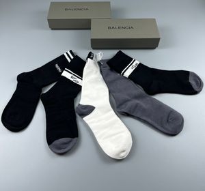 Luxuriöse Designer-Baumwollsocken für Männer und Frauen, rot, grün, Buchstabenstickerei, schwarz, weiß, atmungsaktiv, mittlere Röhrensocke, 5 Paare/Karton