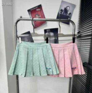 Topp lyxiga kjolar designer rosa klänning kort kjol kvinnor designer klänning trendig anti-blekfodrad veckade kjolar bekväma och sexiga korta kjol kvinnors kläder