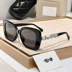 Projektanci okulary przeciwsłoneczne Modne okulary przeciwsłoneczne dla kobiet luksusowe literę lustro inkrustowane z diamentem na plaży Ochrona UV Polaryzowane okulary Perfect Gift