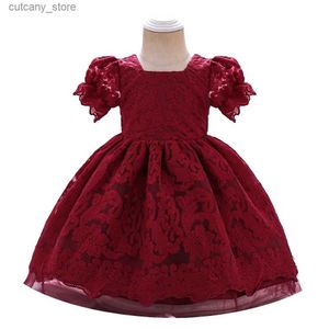 Flickas klänningar nya barn söt blomma klänning för baby flicka kläder 1: a födelsedag dop prinsessklänning kostym spetsklänning kort ärm aftonklänning l240311