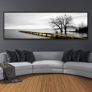 落ち着いた湖の表面長い黄色の橋のシーン黒い白いキャンバス絵画ポスタープリントウォールアート写真リビングルームホームデコー258m