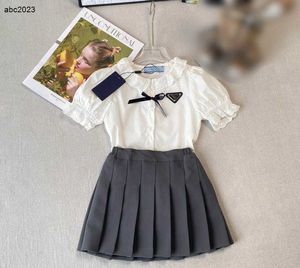 Classics Princess Dress Girls Tracksuits Summer Baby Clothes Size 90-140 CM Bowtie Design White Short Sleeved Shirt och veckad kjol 24mar