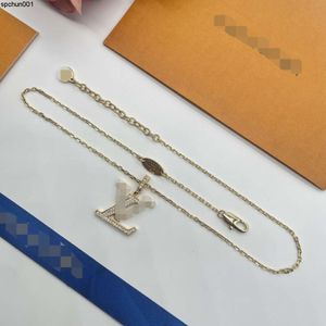 Marca colar presente pingente designer moda jóias cjeweler carta banhado a ouro sier corrente para homens mulher na moda tiktok tem colares jóias Vn-31