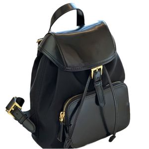 Borsa zaino piccola per libri in pelle lucida di nylon nero di lusso da donna di design