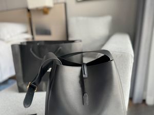 Bolsa de ombro único de luxo inspirada em rosas, elegante e refinada, essencial para a moda exalando um sabor incomum