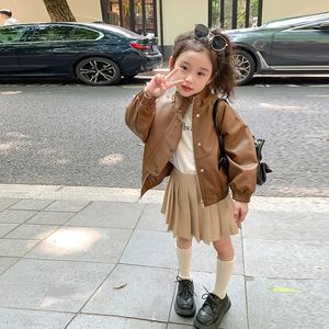 2024 Spring Kids Girls Coffee Colored Leather Jacket Motorcykeljacka Liten medelstora barns skinnjacka Cardigan 240304