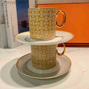 Tazze 2024 Nuovo stile di lusso Mosaico Tazza da caffè e piattino Set con oro Handel Ceramica Cappuccino Tazza da tè pomeridiano 2 pezzi Set di tazze da caffè L240312