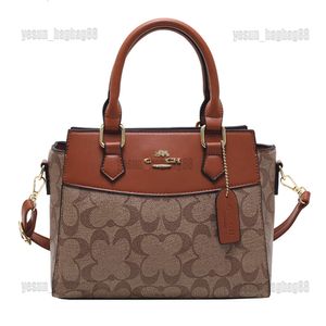 Coachshoulder Bag Luxury Designer Coache Couch Handväskor Damer Ny nischdesigner Fashion Tote Bag Högklassig tryckt handhållen Crossbody Bag