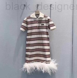 Grundläggande avslappnade klänningar Designer Nisch Design 2024 Tidig vår Ny fashionabla polo -halsringar Stripe Stripe Kort ärm Spliced ​​Plush Kjol Hem Dress MJRU