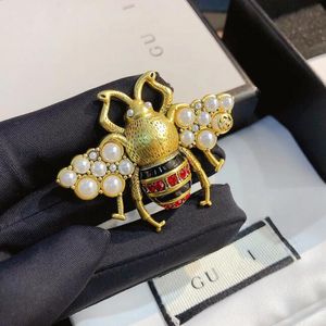 18Kゴールドメッキのブローチ高級ブランドデザイナー昆虫パールレターファッション女性ステンレススチールブローチウェディングパーティージュエリーギフト