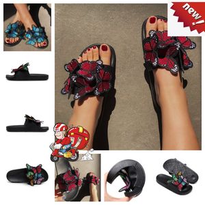 2024 Designer Sandals Słynne kapcie Slajdy Czarne brązowe skórzane biegacz damskie buty Summer Beach Sandels Obcas